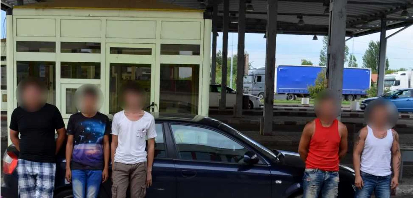Bărbaţii au fost reţinuţi pentru 24 de ore, iar în cursul zilei de astăzi vor fi prezentaţi instanţei de judecată cu propunerea de arestare preventivă pentru o perioadă de 30 de zile