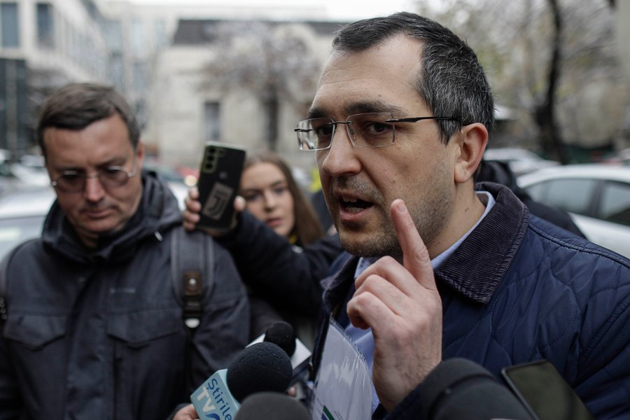Vlad Voiculescu îl acuză pe ministrul Mediului că a dat 120 de milioane de lei pe mașini electrice. „Bugetul României este deja de terapie intensivă”