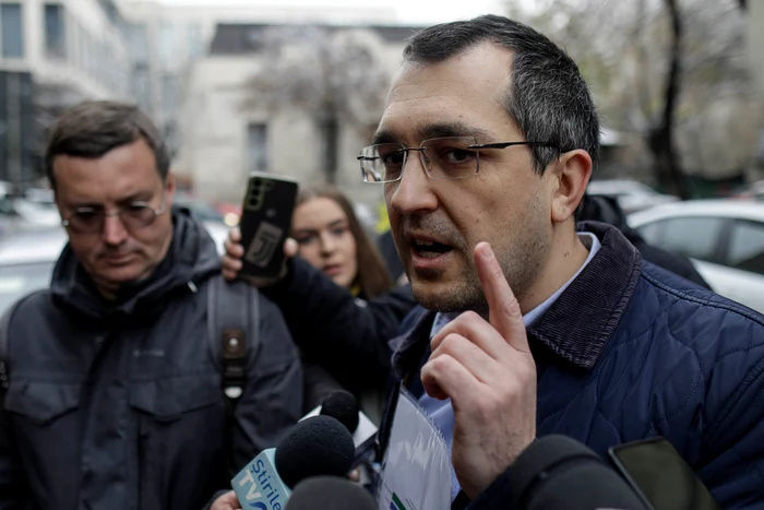 Vlad Voiculescu dă declarații reporterilor
