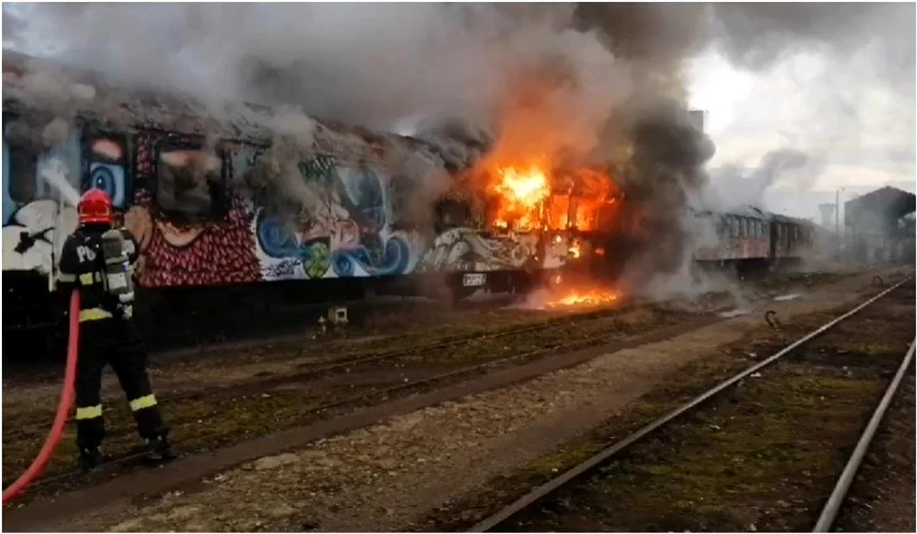 Incendiul a cuprins două vagoane dezafectate Foto: stiridecluj.ro