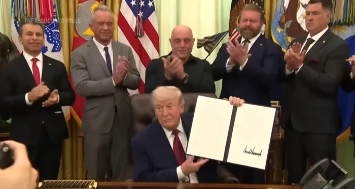 Donald Trump, aplaudat de Joe Rogan (în spatele lui). FOTO: captură videp AP