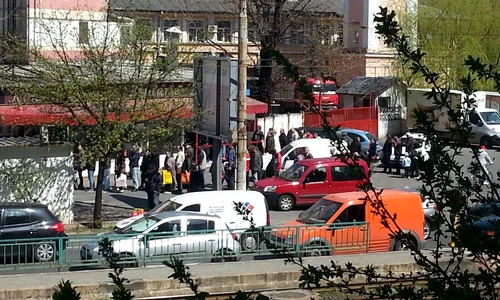 5 ore de la începerea livrărilor şi coada încă rezistă jpeg