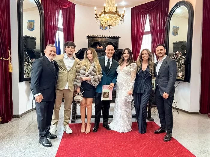 Doru, Vanessa cu iubitul ei, mirii Alex și Maria, Monica și Adrian la nunta din ianuarie.