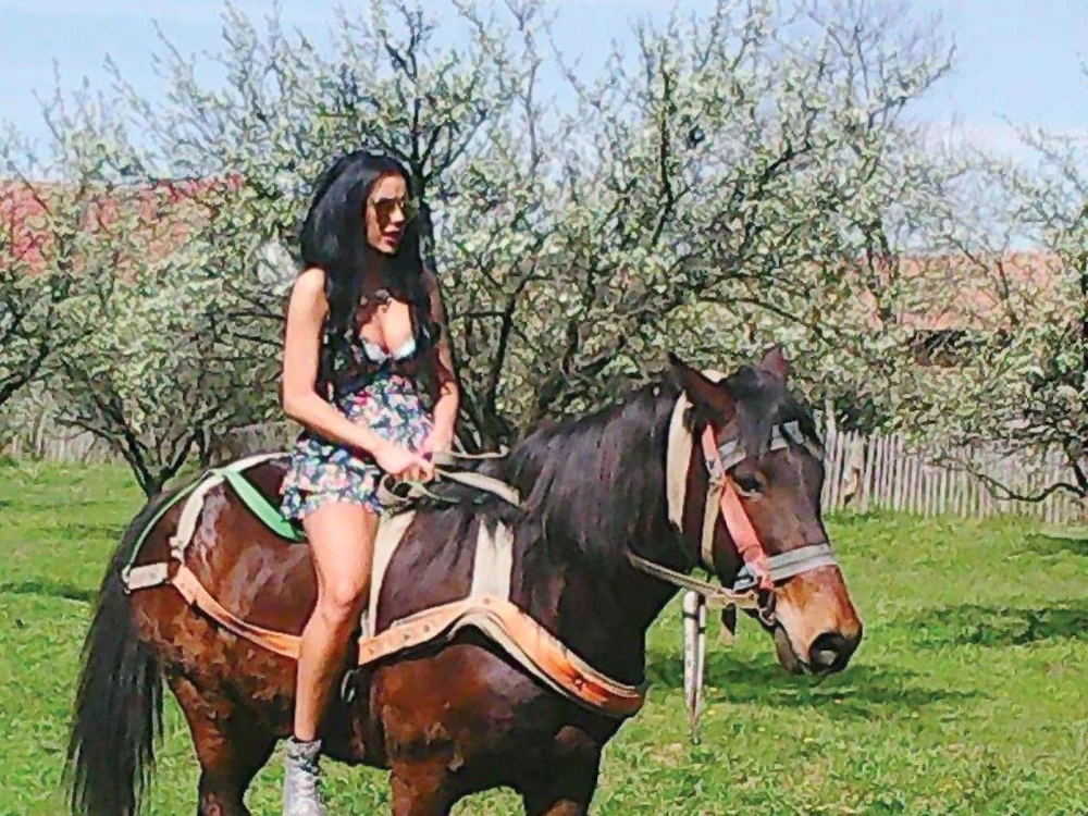 
    Bianca a muncit pentru o familie cu nouă copii  
