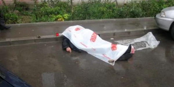 Craiova: Trupul bărbatului mort în stradă a fost dus la autopsie