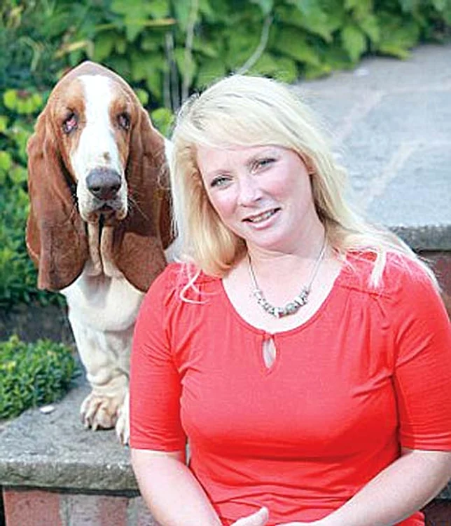 Kerry e foarte atașată de Basset-ul ei