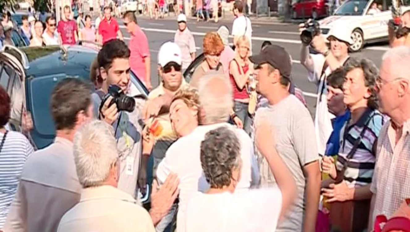 Momentul în care, la „plimbarea libertăţii”, este lovită o jurnalistă