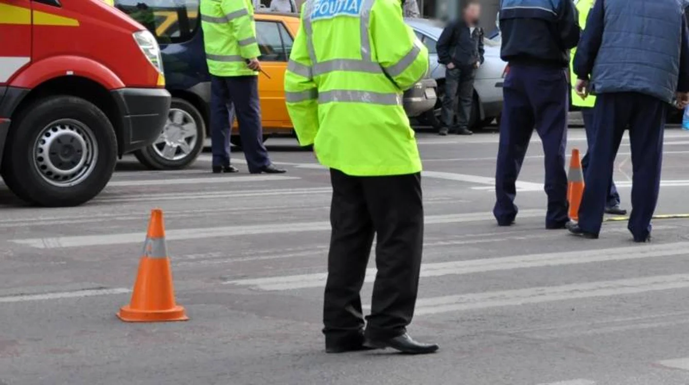 Bătrâna avea o sacoşă plină cu pâine, iar nişte vecini au văzut-o şi au oprit să o ducă spre casă