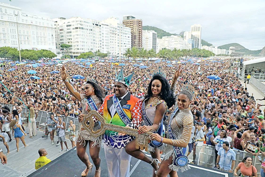 Petrecerile o ţin lanţ pe plaja Copacabana