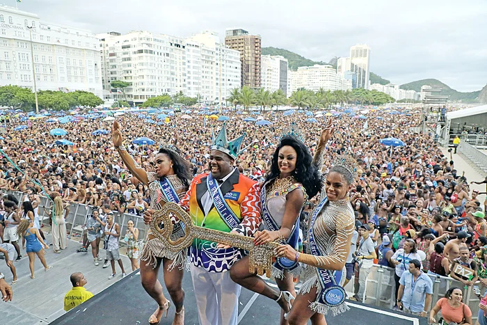 Petrecerile o ţin lanţ  pe plaja Copacabana