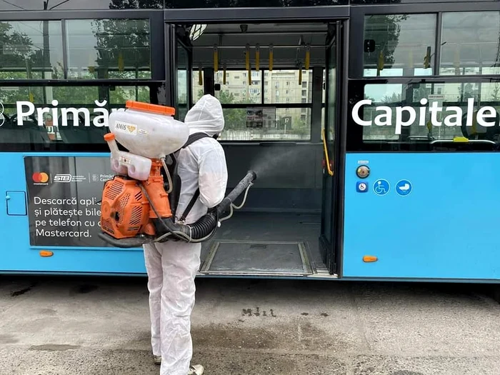 Autobuzele sunt dezinfectate după fiecare retragere de pe traseu Fotografii: STB