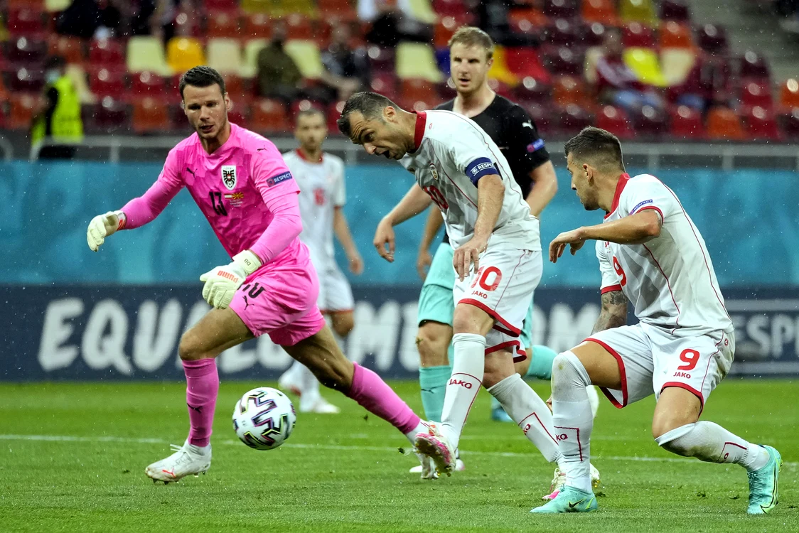 
    Pandev trimite balonul în poarta părăsită de BachmannFoto: EPA-EFE  