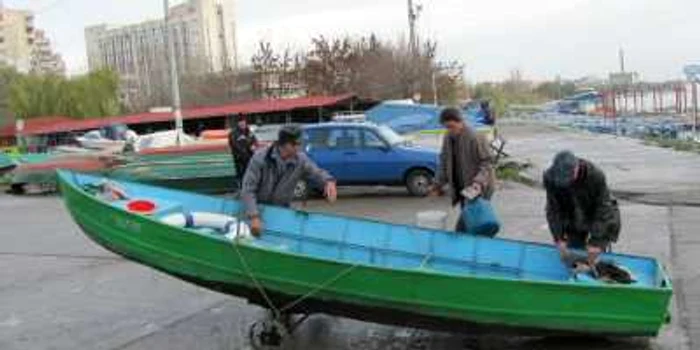 Barcagiii îşi pun bărcile la adăpost