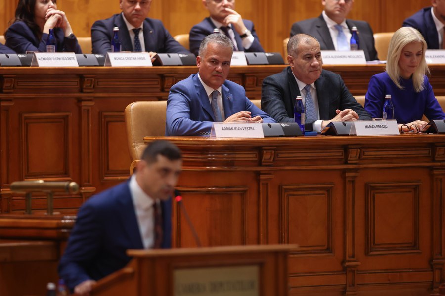 S-a încheiat votul pentru Guvernul Veștea. AUR a refuzat să participe și a ieșit din plen. Hunor: „Felicitări, George Simion! Ai dat șah și mat”