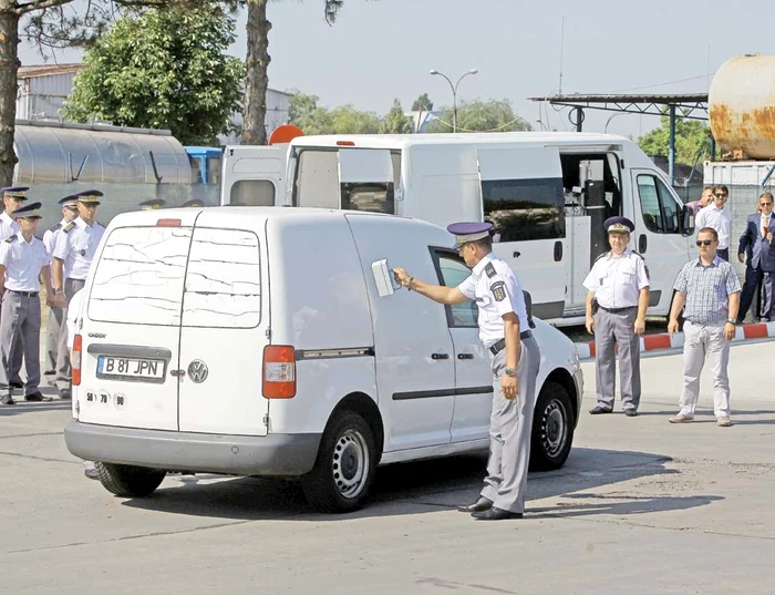 Poliţiştii de frontieră scanează  vehiculele cu aparate mobile de mărimea  unor cutii de bomboane