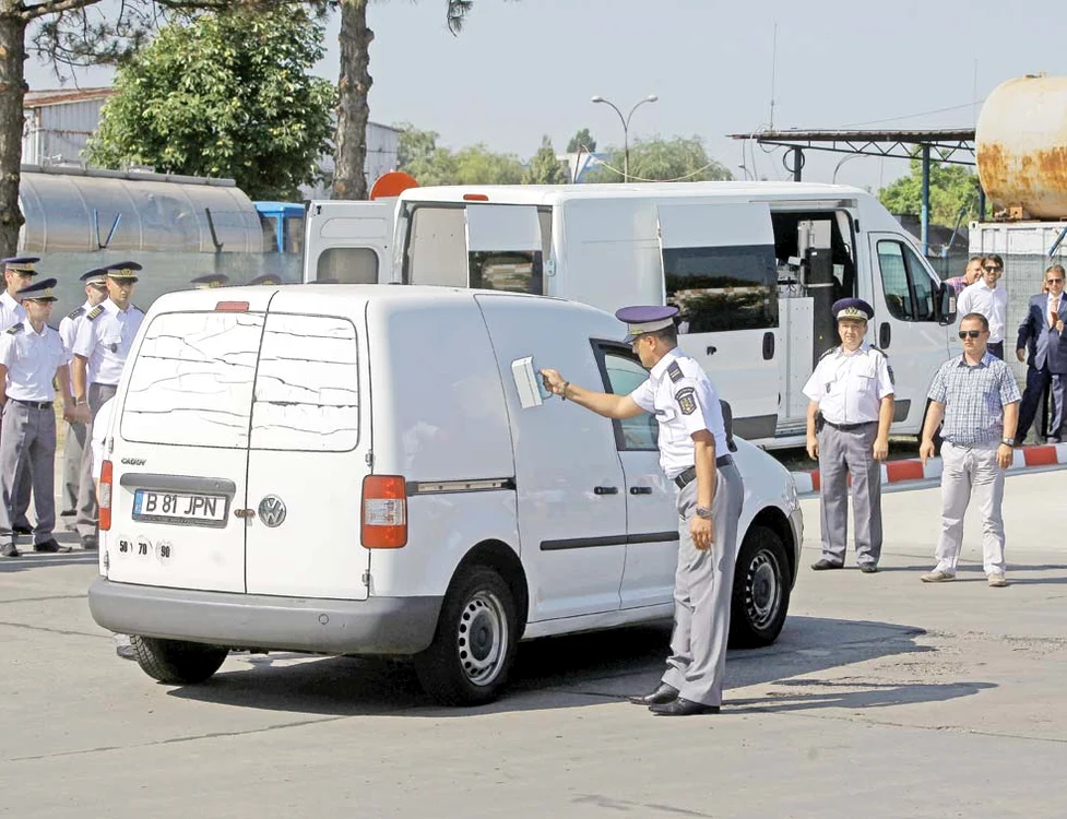 Poliţiştii de frontieră scanează vehiculele cu aparate mobile de mărimea unor cutii de bomboane