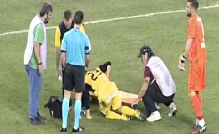 
    Fotbalistul a fost scăpat de brancardierifoto: captură tv  