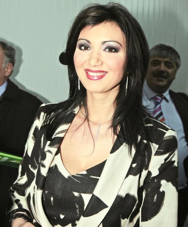 
    Adriana Bahmuţeanu  