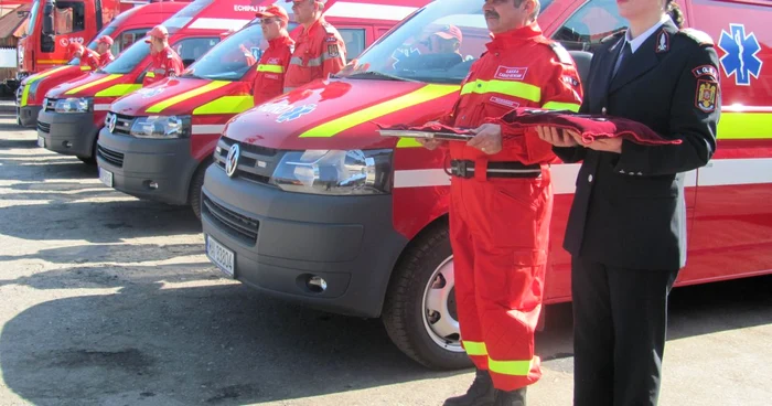 64 de paramedici vor lucra pe ambulanțele de prim ajutor din Caraș-Severin
