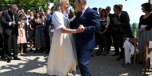 Karin Kneissl dansand cu Vladimir Putin la nunta sa FOTO EPA-EFE