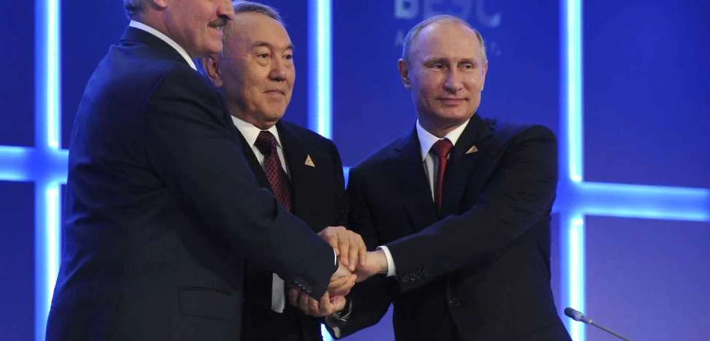 Aleksandr Lukaşenko (stânga), Nursultan Nazarbaiev (mijloc) şi Vladimir Putin (dreapta) FOTO Reuters