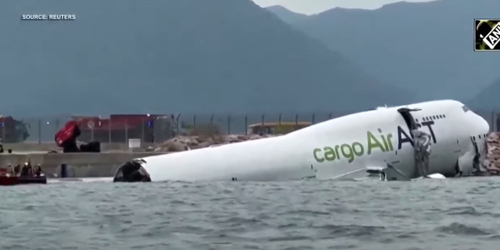 Două persoane au murit după ce un avion cargo a lovit un vehicul la aterizare, pe aeroportul din Hong Kong, a ieşit de pe pistă şi a căzut în mare