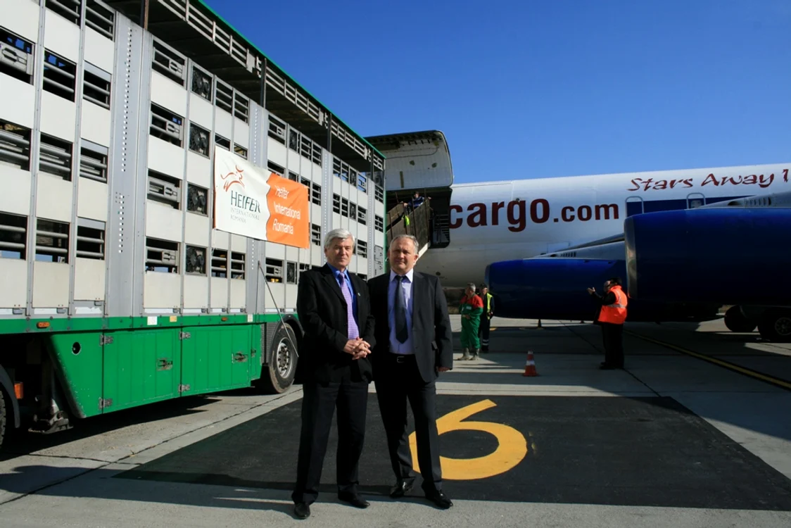 Valeriu Tabără, ministrul Agriculturii și Cornel Sămărtean, directorul aeroportului timișorean