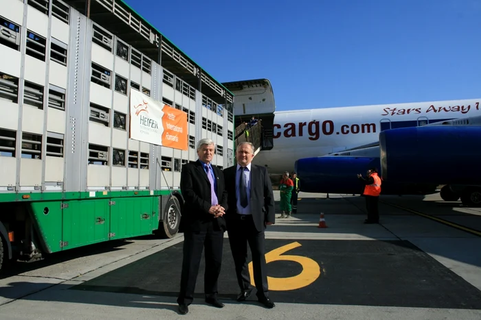 Valeriu Tabără, ministrul Agriculturii și Cornel Sămărtean, directorul aeroportului timișorean