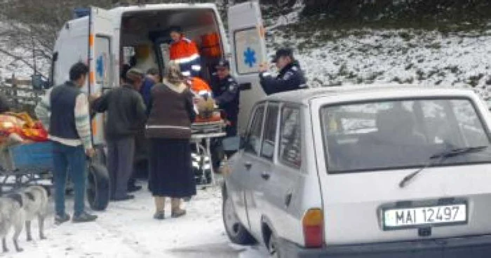 Alba Iulia: O proaspătă mămică şi fiica ei, transportate de jandarmi la spital prin nămeţi