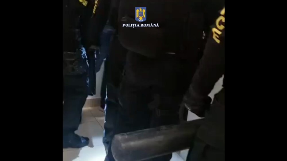 A mai fost prins un spărgător din gruparea celor care au aruncat în aer un bancomat din Șiria VIDEO