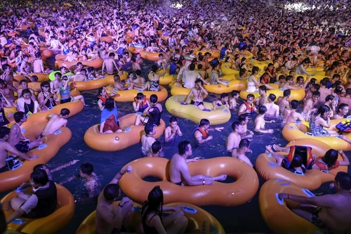 Petrecere cu DJ, la parcul acvatic din WuhanFoto: AFP