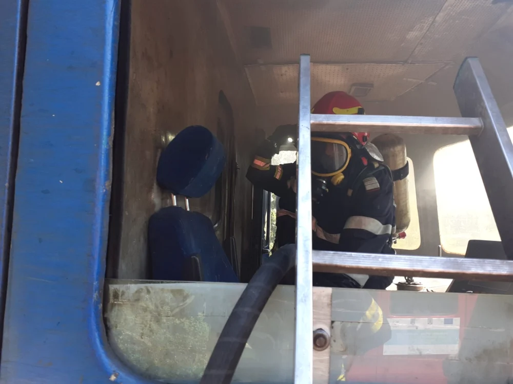 Un incendiu a izbucnit, astăzi, la o locomotivă. Foto: Click.