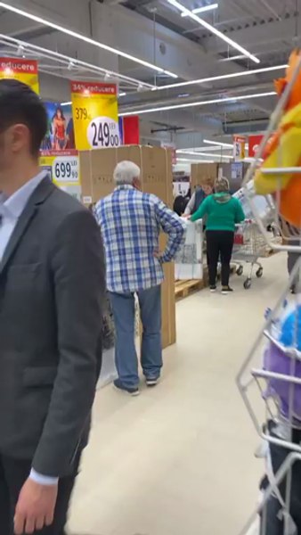 Puhoi de oameni la deschiderea primului parc de retail AFI Europe din România. S-a plecat și cu zece televizoare de persoană VIDEO