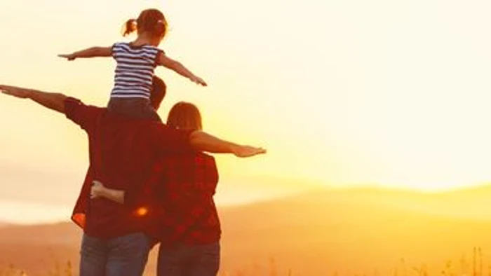 Însoțiți-vă copilul în cunoașterea și acceptarea lui completă și în felul acesta puneți în el bazele unei dezvoltări sănătoase și armonioasefoto: shutterstock