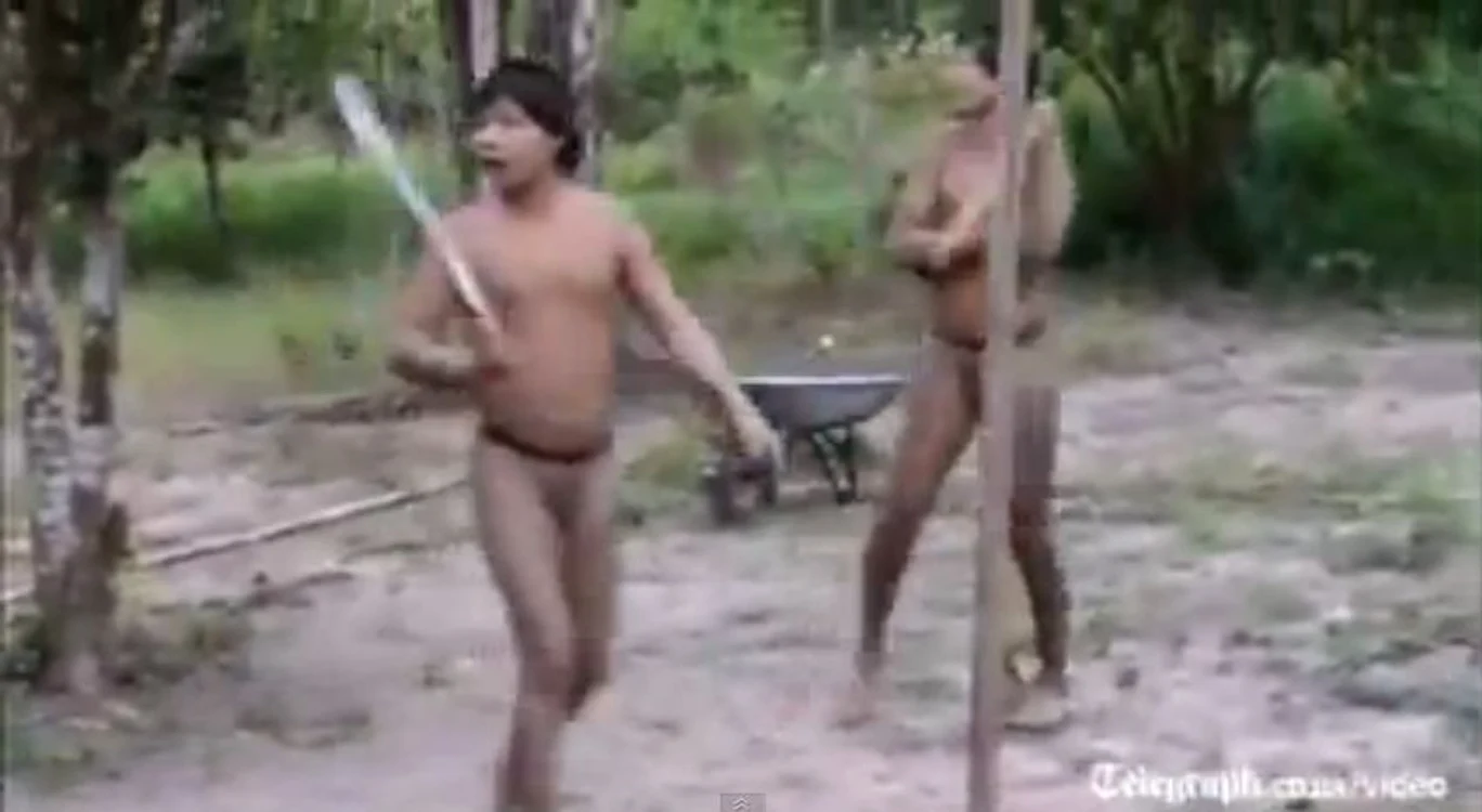 Indigenii nu au părut speriați de această întâlnireFoto Youtube