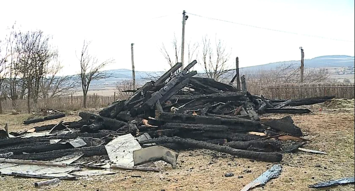 Din clopotniţa bisericii a mai rămas doar o grămadă de lemne arsefoto: captura Observator.tv