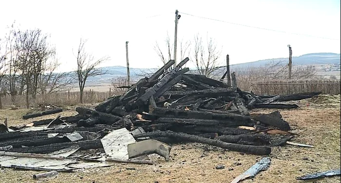 
    Din clopotniţa bisericii a mai rămas doar o grămadă de lemne arsefoto: captura Observator.tv  