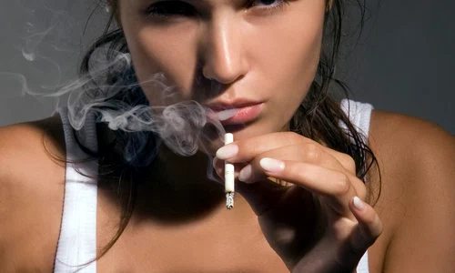 femeie tigare fumeaza 6 19 2008 7 55 42 pm jpeg