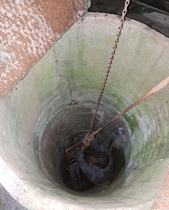Bărbatul căzut în fântână SURSA ISU Buzău