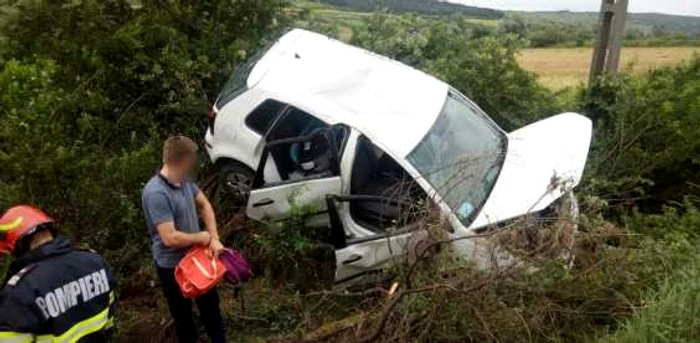 Maşina a ajuns în şanţ. FOTO: ISU Cluj