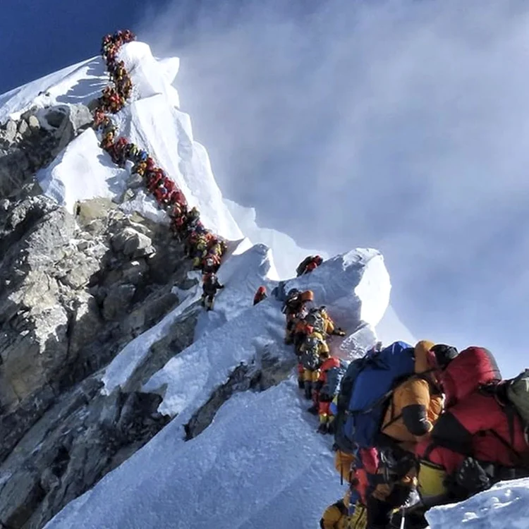 Record de alpiniști într-o singură zi pe Everest. Foto: Reuters