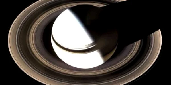 O furtună violentă de pe planeta Saturn nu s-a mai oprit de opt luni!
