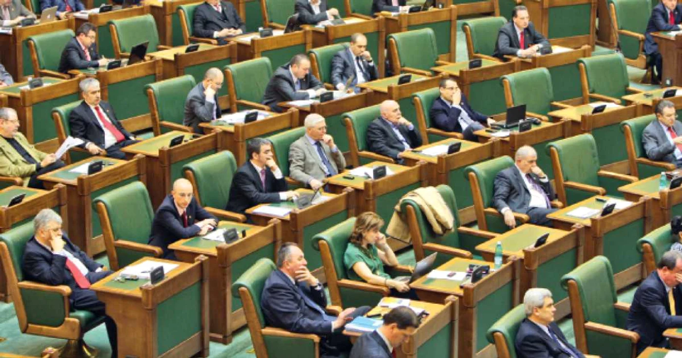 Senatorii îşi exercită votul