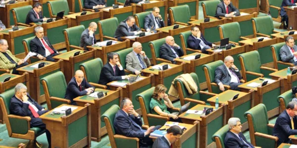 Senatorii îşi exercită votul