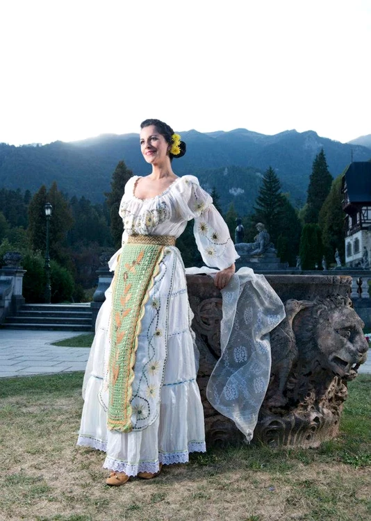 angela gheorghiu, angela gheorghiu port popular, angela gheorghiu costum popular, angela gheorghiu castelul peles, angela gheorghiu maria dragomiroiu costum