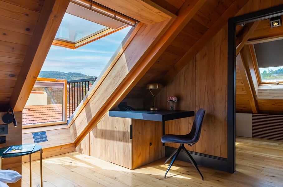 Schuster Boarding House: O bijuterie arhitecturală la poalele Tâmpei, pusă în valoare de ferestrele și balcoanele de mansardă VELUX