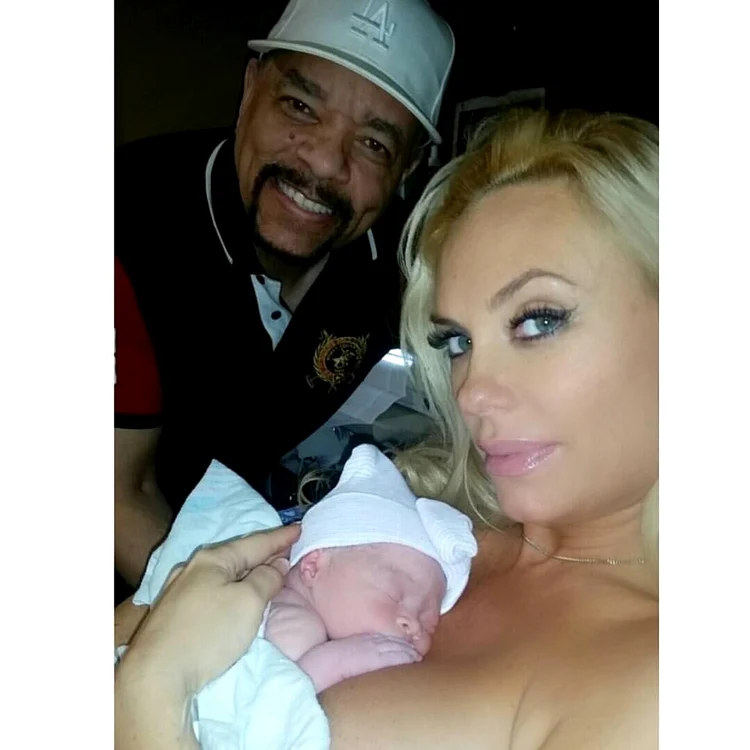 Coco Austin, alături de soțul ei, rapperul-actor Ice-T, și fiica lor, la numai 5 minute după ce a născut