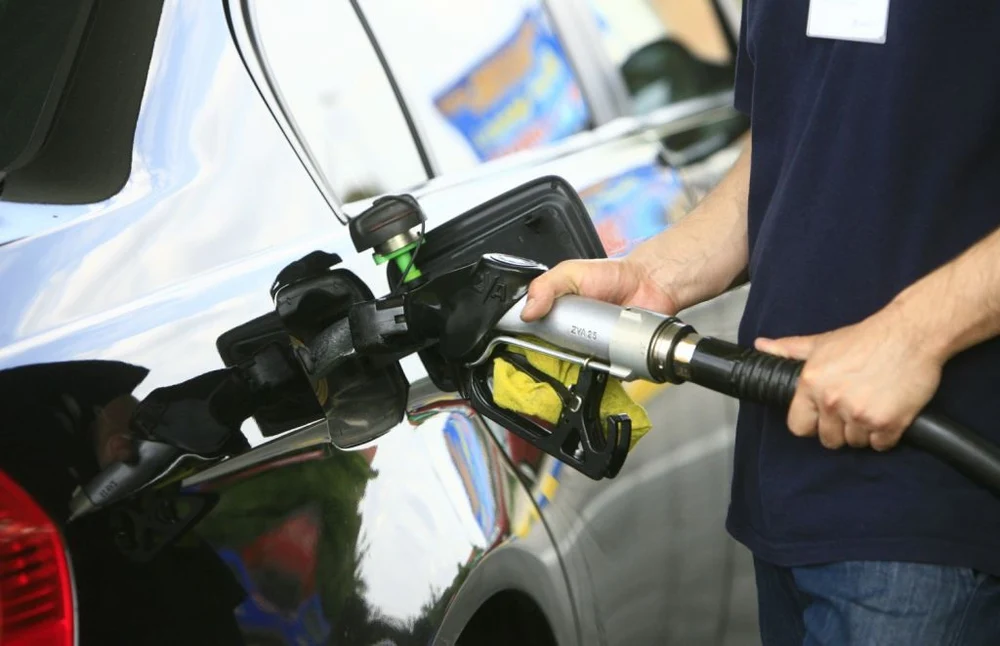 Senatul a votat starea de criză la carburanți, dar ieftinirea va fi invizibilă pentru șoferi: „O lege pentru băieții deștepți”
