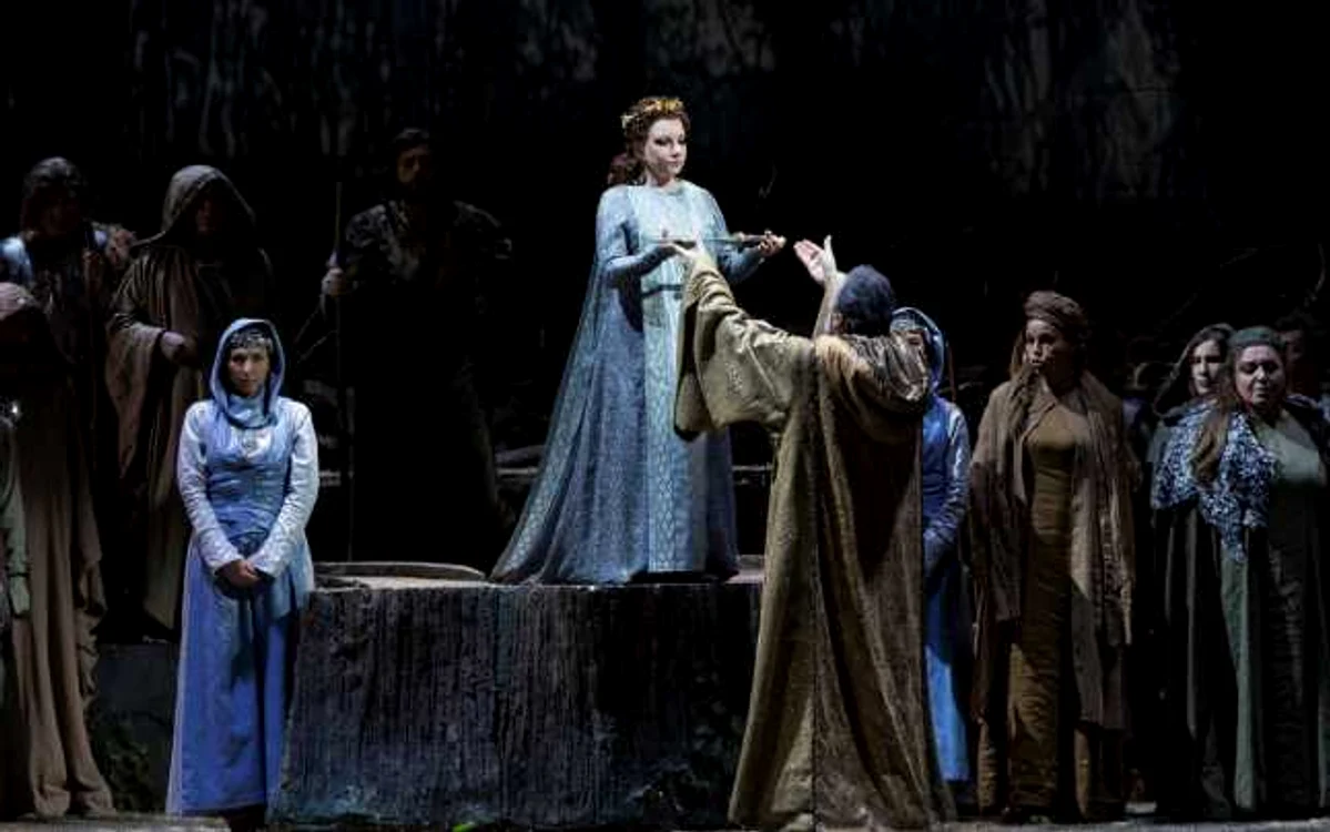 În centru, Mariella Devia, Norma la teatrul SanCarlo din Napoli. Foto Luciano Romano