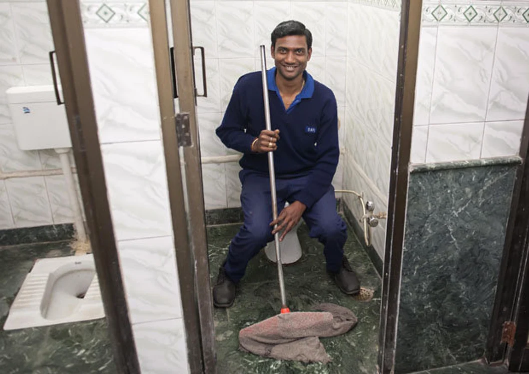 Toată ziua face curăţenie în WC-uri
